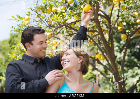 Coppia con limone Foto Stock