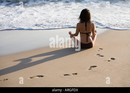 Donna sulla spiaggia Foto Stock