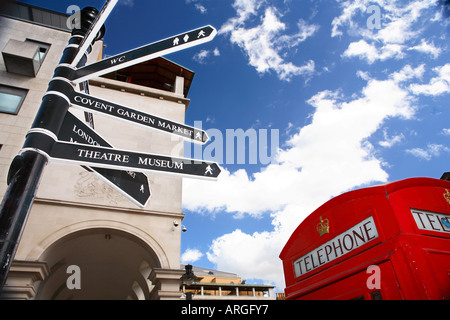 GB di Londra Covent Garden cartello turistico rosso nella casella Telefono Foto Stock