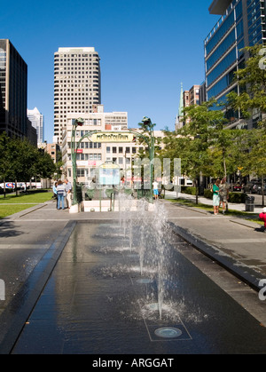 Fontane e l'ingresso di una stazione della metropolitana in Piazza Victoria, Montreal Canada Quebec Foto Stock