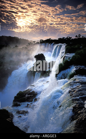 Sunrise a Iguazu Falls, Parco Nazionale di Iguazu, Misiones, Argentina Foto Stock