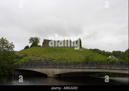 Ponte sul fiume erne e belleek fort sul lato donegal Belleek mostra tricolore irlandese County Fermanagh Irlanda del Nord Foto Stock