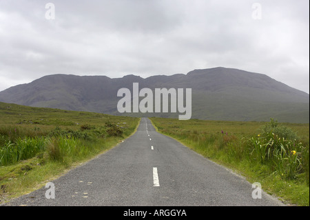 Strada di campagna la voce off nelle montagne di Connemara County Galway Repubblica di Irlanda Foto Stock