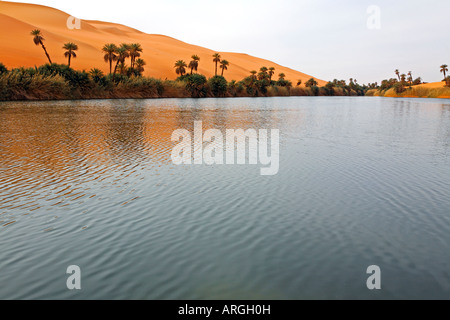 Um al lago Ma Ubari laghi nel deserto del Sahara Libia Foto Stock