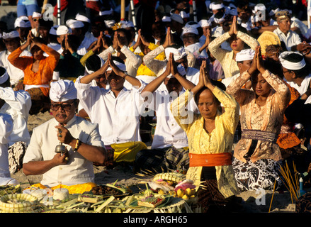 Kuta Beach, cerimonia Bali funerea cremazione balinese funerale processione, fede offerta, universo indù, folla, gruppo, Persone, uomini, donne, Indonesia, Foto Stock
