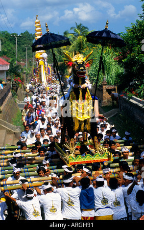 Processione funeraria balinese, corpo portato alla cremazione, bambù, carta, seta, fiori, Universo indù, folla, gruppo, persone, uomini, Donne, Indonesia, Foto Stock