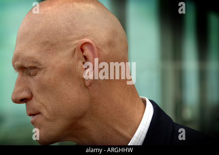 Il Ministro per l'ambiente , Patrimonio e le arti Peter Garrett parla di media a Trigg Beach a Perth , Western Australia . Foto Stock