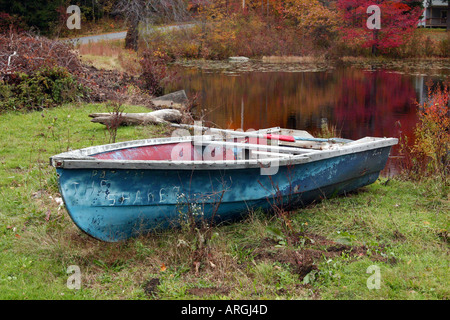Un vecchio blu canotto con il nome "Shaker". Foto Stock