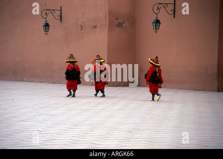 Gli uomini in abiti tradizionali Marrakech Marrakech marocco sudoccidentale Maghrebian del Maghreb arabo berbero arabo del Nord Africa Foto Stock