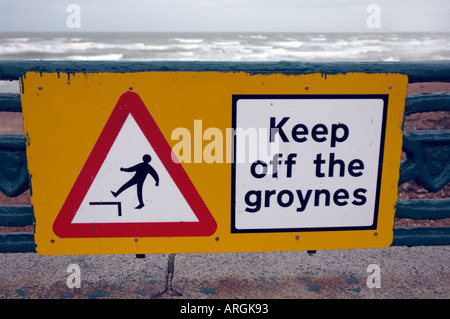 Tenere dei pennelli segno a Brighton Seafront Foto Stock