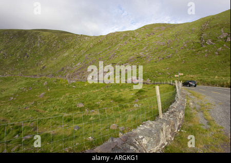 Guida auto lungo la strada di montagna sulla punta della penisola di Iveragh Ring of Kerry County Kerry Repubblica di Irlanda Foto Stock