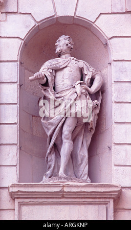 Statua di re Giacomo I, scolpita da John Bushnell, nella nicchia sul Temple Bar (Christopher Wren), Paternoster Square, Londra Foto Stock