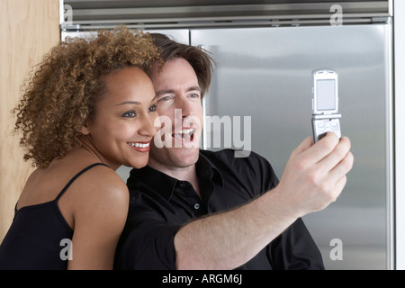 Paio di scattare le foto di se stessi con la fotocamera del telefono Foto Stock