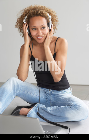 Donna l'ascolto di musica Foto Stock