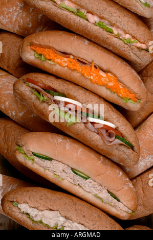 Selezione di panini insalata in rotoli di pane Foto Stock
