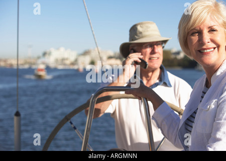 Coppia in barca a vela Foto Stock