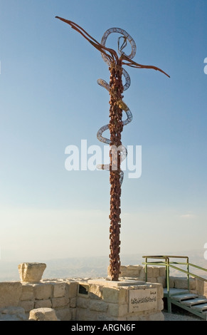 Scultorea Croce Cristiana, Chiesa di Mosè sul Monte Nebo, Regno Hascemita di Giordania, Medio Oriente. DSC 5322 Foto Stock