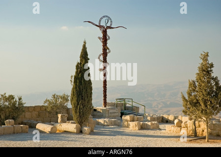 Scultorea Croce Cristiana, Chiesa di Mosè sul Monte Nebo, Regno Hascemita di Giordania, Medio Oriente. DSC 5332 Foto Stock