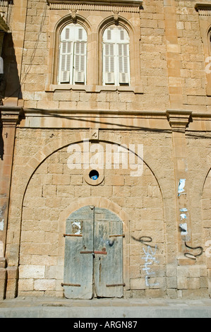 Dipinto di blu porte e lucchetto sul magazzino di pietra, Madaba, Regno Hascemita di Giordania, Medio Oriente. DSC 5346 Foto Stock