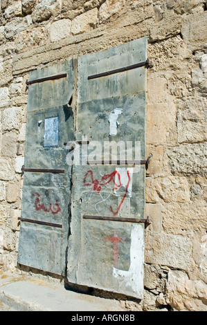 Dipinto di blu porte e lucchetto sul magazzino di pietra, Madaba, Regno Hascemita di Giordania, Medio Oriente. DSC 5347 Foto Stock