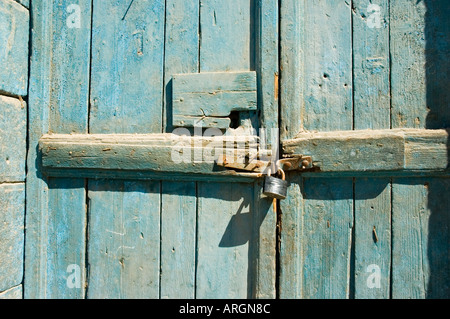 Dipinto di blu porte e lucchetto sul magazzino, Madaba, Regno Hascemita di Giordania, Medio Oriente. DSC 5348 Foto Stock