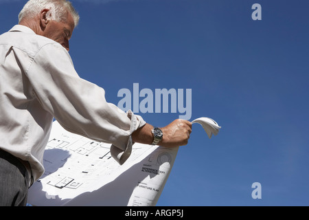 L'uomo esaminando Cianografia Foto Stock