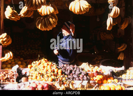 Street Fornitore di frutta Fes el Bali la vecchia medina di Fez Fès-Boulemane il Nord del Marocco e Nord Africa Foto Stock