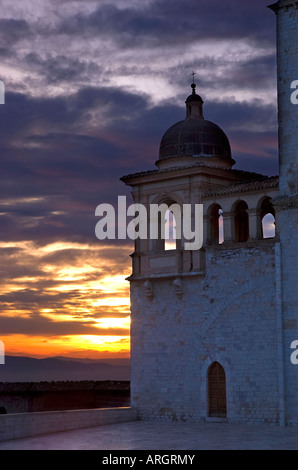 Dettaglio del lato sinistro della basilica di San Francesco in Assisi Umbria Italia al tramonto Foto Stock