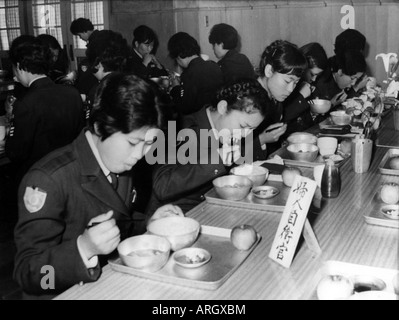 Geografia / viaggio, Giappone, persone, donne, donne che mangiano alla scuola militare, 1960s, Foto Stock