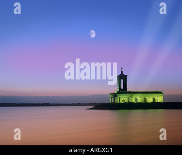 GB - LEICESTERSHIRE: Moon over Normanton Chiesa a Rutland acqua Foto Stock