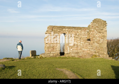 St Patrick's Chapel rimane sulle scogliere di Heysham, Lancashire, regno unito Foto Stock