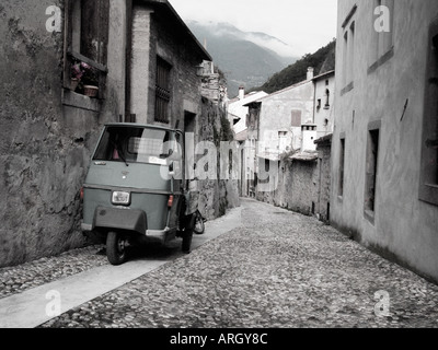 Piaggio Ape 50 consegna van sulla strada di Vittorio Veneto, Italia, Europa Foto Stock