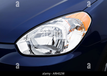 2007 Hyundai Accent GLS in blu - Faro anteriore Foto Stock