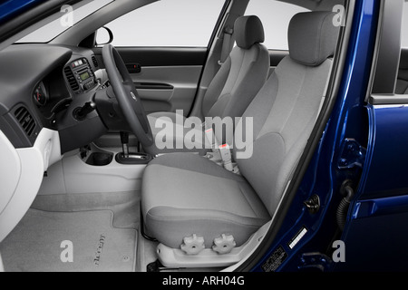 2007 Hyundai Accent GLS in blu - Sedili anteriori Foto Stock