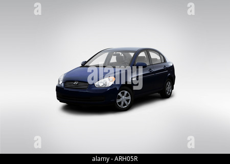 2007 Hyundai Accent GLS in blu - Vista anteriore angolare Foto Stock