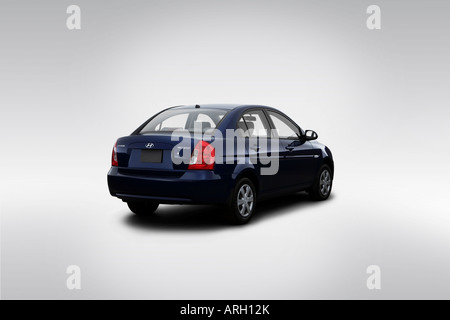 2007 Hyundai Accent GLS in blu - angolo posteriore vista Foto Stock