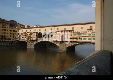 Il Ponte Vecchio visto dal Lungarno Archibusieri di Firenze Foto Stock