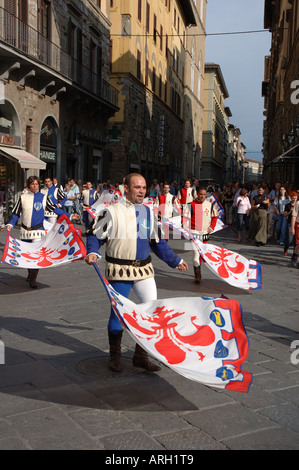 Tubi espulsori di bandiera messo su un display a colori per le strade di Firenze, Italia Foto Stock