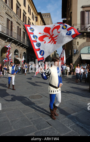 Tubi espulsori di bandiera messo su un display a colori per le strade di Firenze, Italia Foto Stock