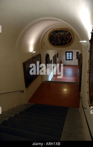 Guardando lungo il corridoio Vasariano che collega la Galleria degli Uffizi e Palazzo Pitti a Firenze, Italia Foto Stock