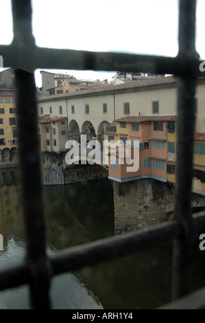 Guardando fuori attraverso una delle finestre del Corridoio Vasariano che collega la Galleria degli Uffizi e Palazzo Pitti a Firenze, Italia Foto Stock