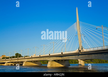 Ponte su un fiume, Esplanade Riel ponte pedonale, Red River, Winnipeg, Manitoba, Canada Foto Stock
