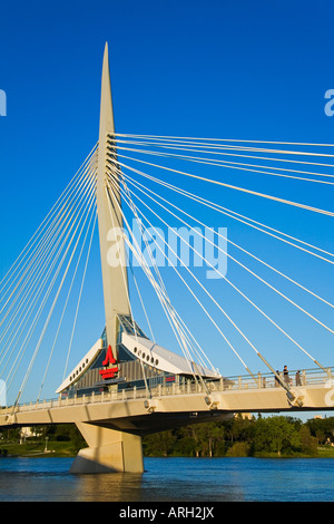 Ponte su un fiume, Esplanade Riel ponte pedonale, Red River, Winnipeg, Manitoba, Canada Foto Stock