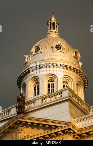 Basso angolo di visione di un edificio educativo, College Universitaire de Saint-Boniface, San Bonifacio, Winnipeg, Manitoba, Canada Foto Stock