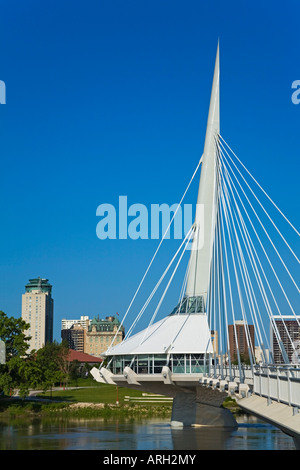 Ponte su un fiume, Esplanade Riel ponte pedonale, Red River, Winnipeg, Manitoba, Canada Foto Stock