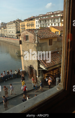 Guardando fuori attraverso una delle finestre del Corridoio Vasariano che collega la Galleria degli Uffizi e Palazzo Pitti a Firenze, Italia Foto Stock