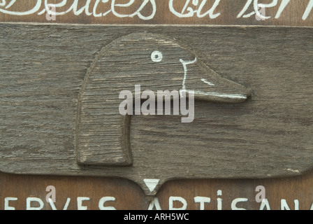 Un segno di legno pubblicità per il fatto che un negozio che vende il Foie Gras realizzato dal fegato d oca in Cordes sur Ciel Tarn SW FRANCIA Foto Stock