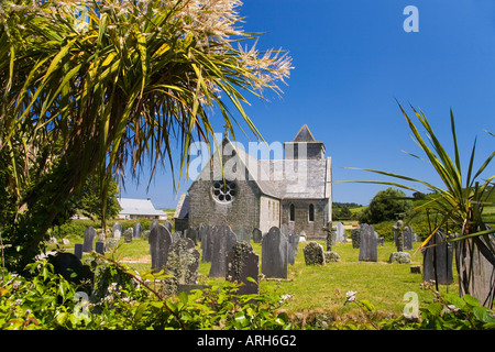 La chiesa di San Nicola in estate il sole al sole con cielo blu sull isola di Tresco, isole Scilly Cornwall Inghilterra Regno Unito Regno Unito Foto Stock