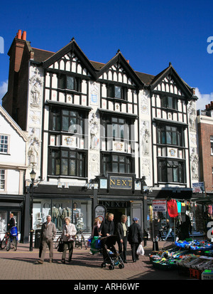 Shop edificio in stile tudor a Kingston on Thames Surrey UK Foto Stock