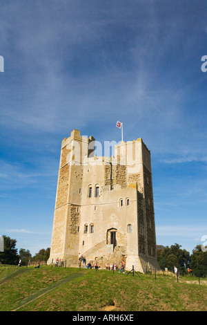 Orford Castle che mostra la torre poligonale o mantenere su estati soleggiate giornata con cielo blu Suffolk East Anglia England Regno Unito Regno Unito Foto Stock